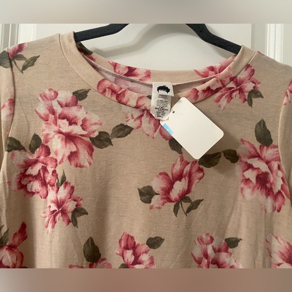 SOLD! NEW! Women’s Boutique Feel the Rhythm Cream Color Pink Floral Top S - Picture 5 of 8